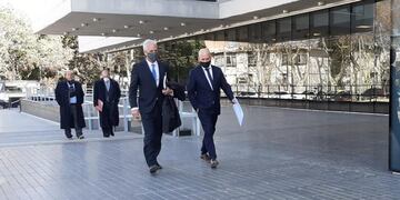 El ex fiscal regional Patricio Serjal llegó minutos antes de las 14\u002E30 para ser imputado en el Centro de Justicia Penal\u002E (Radio 2)