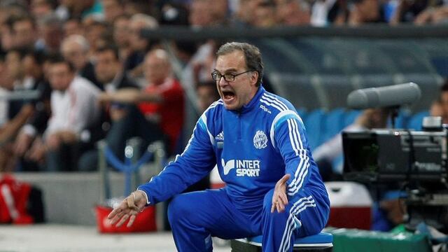FILE - In this May 10, 2015 file photo, Marseille's coach Marcelo Bielsa, of Argentina, shouts instructions during a League One soccer match between Marseille and Monaco in Marseille, France. Controversial coach Marcelo Bielsa is returning to French football to take charge of Lille in the summer of 2017 (AP Photo/Claude Paris, FILE) francia marcelo bielsa futbol director tecnico