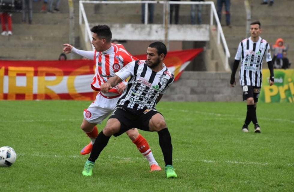 Goleó Sarmiento y es único puntero del Federal B