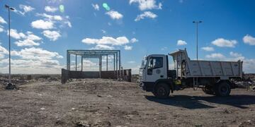 Los camiones con ayuda de topadoras pudieron abrirse paso hasta la planta Girsu\u002E