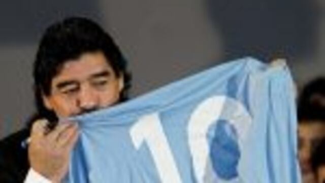 con camiseta del napolirnrnD11 Nu00c1POLES (ITALIA) 26/02/2013.- El exfutbolista argentino Diego Armando Maradona ofrece una rueda de prensa junto a sus abogados Angelo Pisani (dcha) y Angelo Scala (izda) en Nu00e1poles, Italia, hoy martes 26 de febrero de 2013. Maradona explicu00f3 hoy en una rueda de prensa que ha venido a Italia a pedir Justicia para poder caminar libre por el pau00eds y aclarar sus problemas con el Fisco italiano, que le reclama mu00e1s de 30 millones de euros por impuestos no pagados cuando militaba en el Nu00e1poles. Desde 2009, quien fue un u00eddolo para los aficionados del Nu00e1poles no pisaba Italia, ya que se sentu00eda un perseguido por la Justicia. En una rueda de prensa multitudinaria en un hotel de Nu00e1poles, el