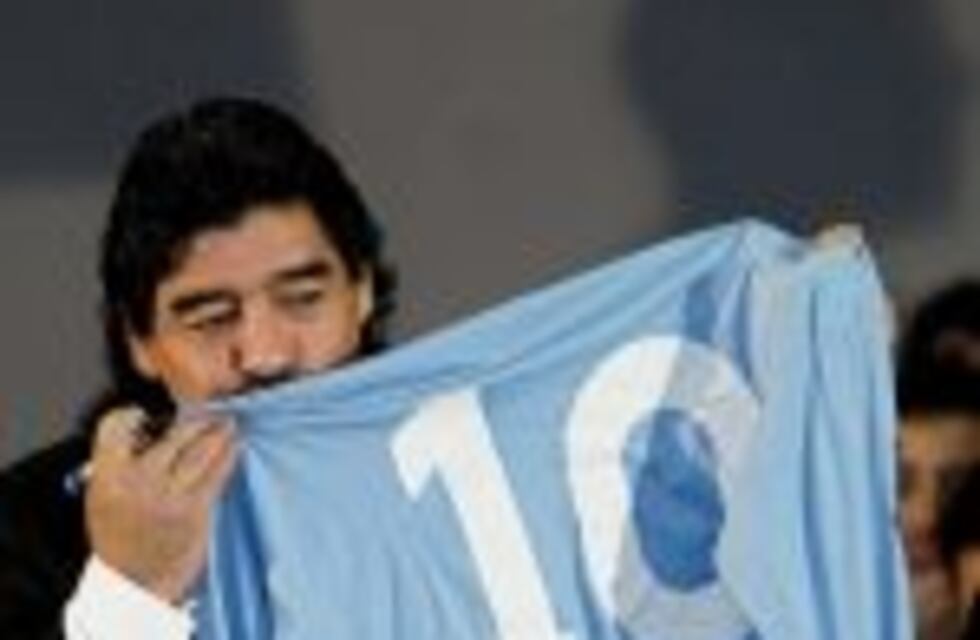 Maradona llegó a Nápoles para celebrar los 30 años del primer título del club italiano
