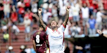 Huracán le ganó 4-0 a Lanús\u002E Foto: DYN\u002E