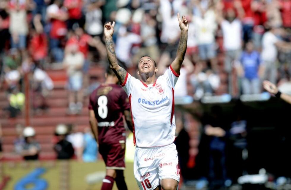 Huracán goleó 4-0 a Lanús y es escolta de Boca