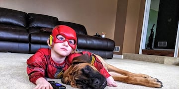 La tierna foto de un perro que acompañó a su dueño de 3 años a cumplir con su penitencia