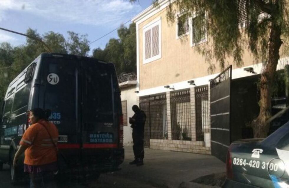 De película: lo quisieron apuñalar, se escondió en una casa y era de otros enemigos