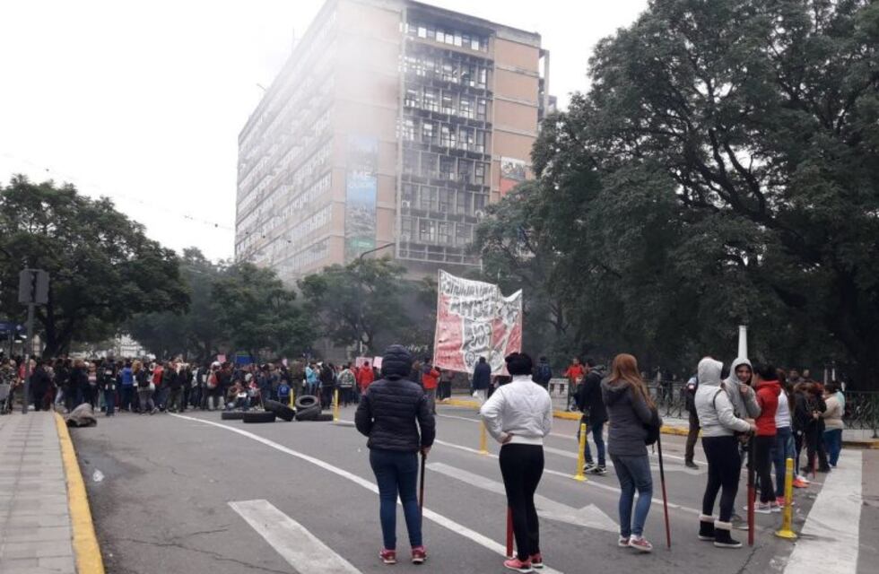 Protesta y corte total en Cañada en reclamo de asistencia alimentaria
