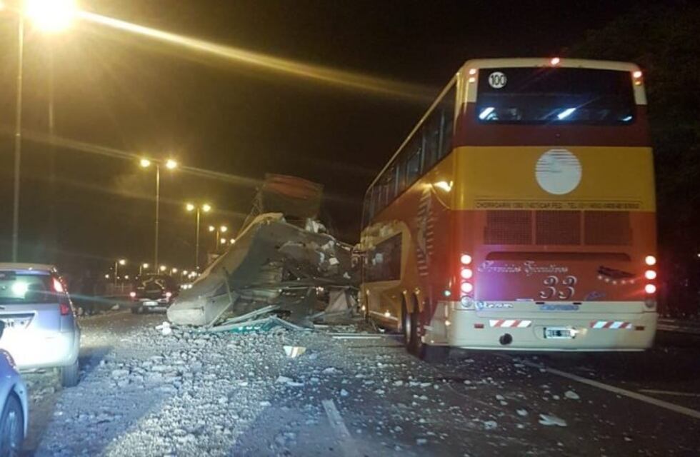 Moreno: un camión chocó y derrumbó un puente peatonal en el Acceso Oeste