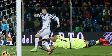 Football Soccer - Crotone v Juventus - Italian Serie A - Ezio Scida stadium, Crotone, Italy - 08/02/17 - Juventus' Gonzalo Higuain scores against Crotone.  REUTERS/Ciro De Luca