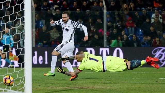 Football Soccer - Crotone v Juventus - Italian Serie A - Ezio Scida stadium, Crotone, Italy - 08/02/17 - Juventus' Gonzalo Higuain scores against Crotone.  REUTERS/Ciro De Luca