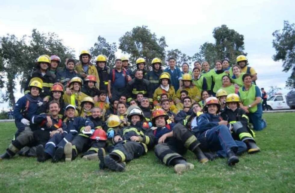 Juventud ejemplar: juntaron plata y de manera anónima le regalaron un desfibrilador a los bomberos