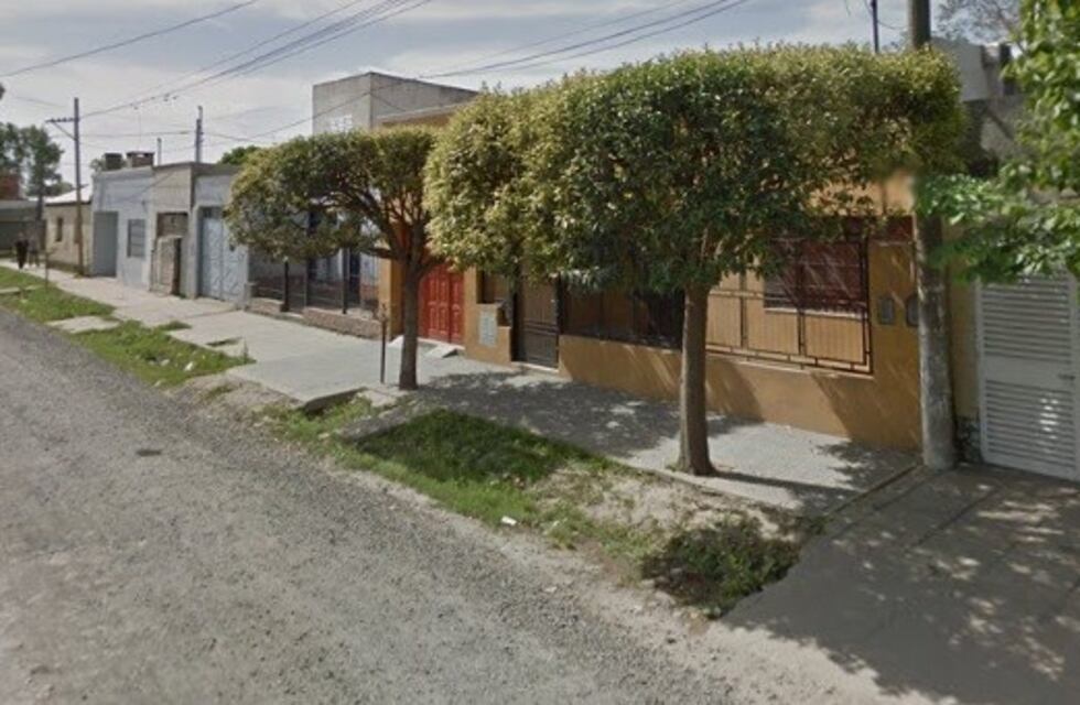 Por esquivar un perro chocó contra una columna y un auto estacionado