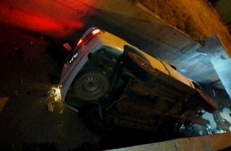 Por esquivar un perro cayó a un cauce de riego