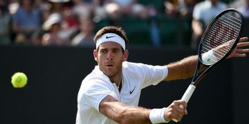 Argentina's Juan Martin del Potro returns against Latvia's Ernests Gulbis during their men's singles second round match on the fourth day of the 2017 Wimbledon Championships at The All England Lawn Tennis Club in Wimbledon, southwest London, on July 6, 2017\u002E\r\nGulbis won the match 6-4, 6-4, 7-6\u002E / AFP PHOTO / Oli SCARFF / RESTRICTED TO EDITORIAL USE inglaterra londres Juan Martin del Potro tenis torneo de wimbledon tenistas