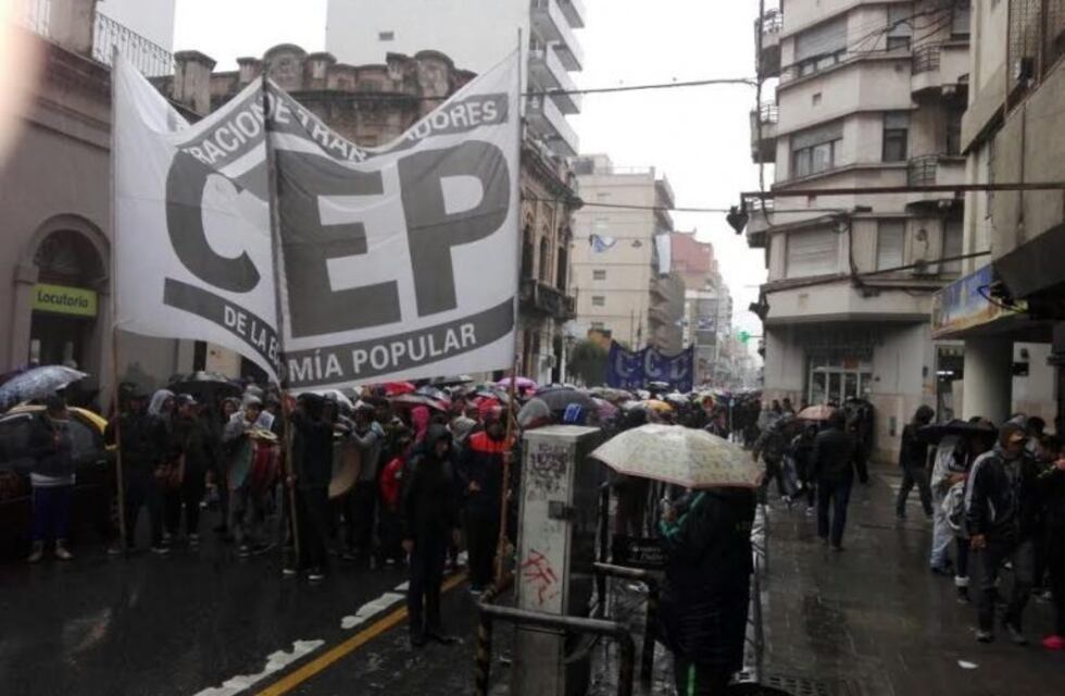 Protesta frente a la Municipalidad por aumentos de subsidios sociales