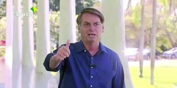 Jair Bolsonaro se sacó el barbijo frente a periodistas tras anunciar que tiene coronavirus\u002E (REUTERS)