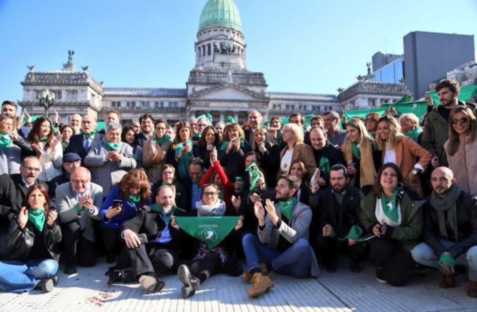 La foto de diputados y funcionarios de Cambiemos a favor del aborto que suma tensión
