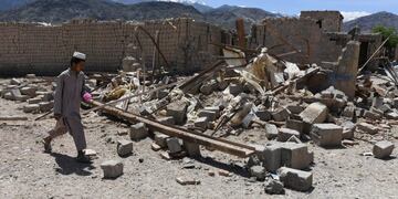 JBD01. Achin (Afghanistan), 15/04/2017.- An Afghan man walks amid the rubble of shops in Shadal bazar after the US military dropped a GBU-43 Massive Ordnance Air Blast (MOAB) bomb in Achin district of Nangarhar province, Afghanistan, 15 April 2017. According to media reports, some 94 IS militants were killed when the US military dropped the bomb targeting Islamic State (IS) militants caves in the Asad Khel area of Achin district on 13 April 2017. The attack is the largest non-nuclear weapon ever used in combat by the US military. (Afganistu00e1n, Atentado, Estados Unidos) EFE/EPA/GHULAMULLAH HABIBI
