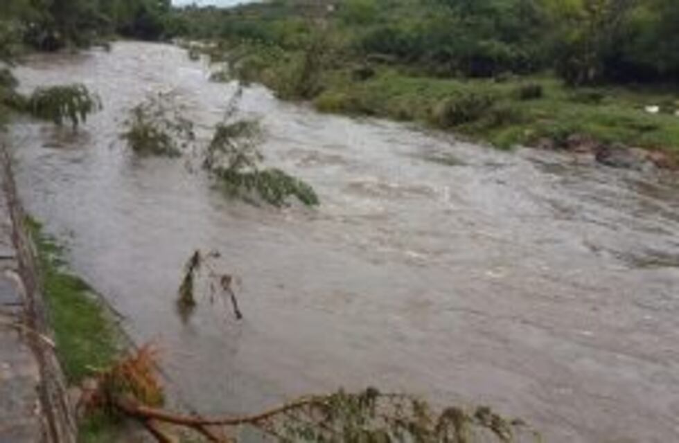 Evacuados y crecidas en el interior provincial por las fuertes lluvias