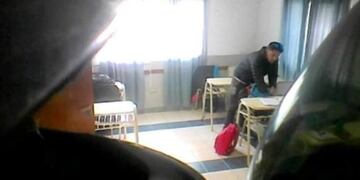 Profesor robaba a sus alumnos