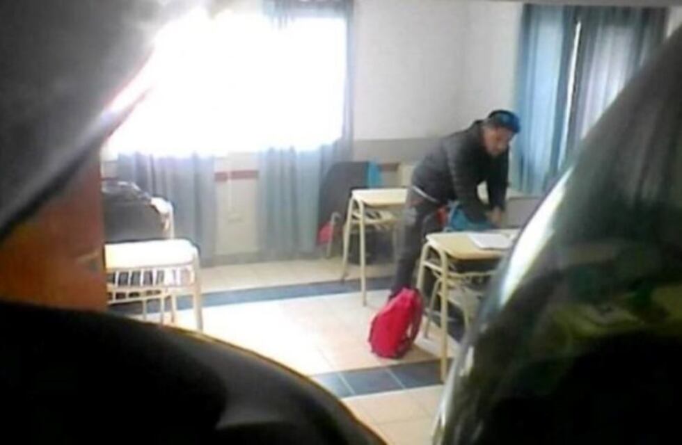 Un profesor le robaba a sus alumnos y quedó registrado por una cámara oculta