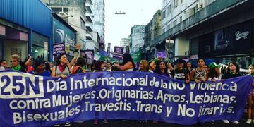 Las columnas desfilaron por calle San Luis para atravesar el microcentro\u002E (@aterosario)