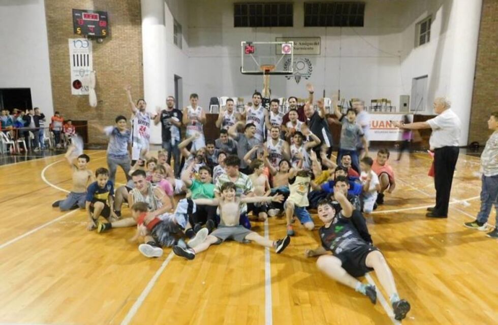 Sarmiento campeón del torneo interasociativo de básquet