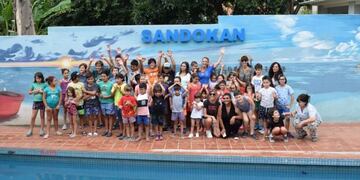 Solcito Fijo y una sorpresa que cautivó a niñas y niños de dos merenderos de Carlos Paz