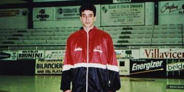 Emanuel Ginóbili con la camiseta de Andino de La Rioja, club donde debutó oficialmente en la Liga Nacional de Básquet (LNB)\u002E