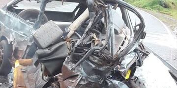 Accidente sobre Ruta 17: así quedó el vehículo donde viajaban Elena Rosa, quien murió en el acto, y su marido, que quedó hospitalizado en grave estado\u002E (Foto: Misiones Online)