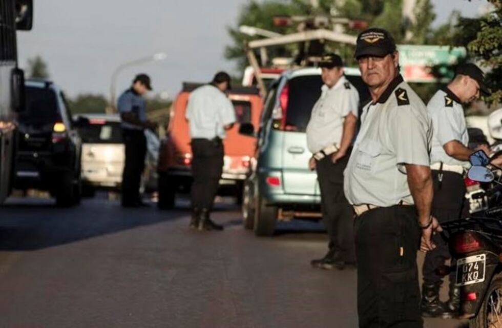 Atropelló a dos inspectores de tránsito, chocó y terminó detenida