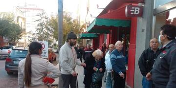 Reapertura de bancos: largas colas en las sucursales de Tres Arroyos