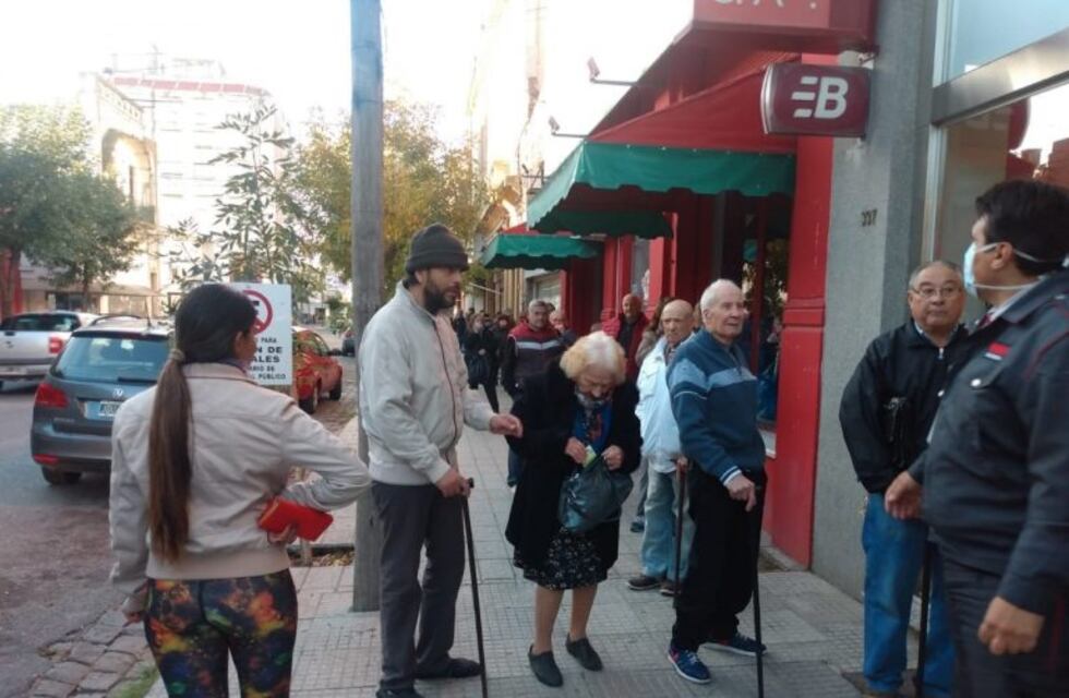 Largas colas en los bancos para cobrar jubilaciones y planes sociales