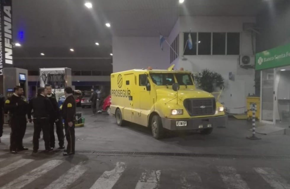 Custodios de un camión de caudales fueron atacados a tiros en una estación de servicio