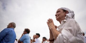Coronavirus en Argentina: el Episcopado recomendó no realizar el saludo de la paz en las misas\u002E (AP)