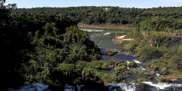 BAS18\u002E BUENOS AIRES (ARGENTINA) 04/05/2015\u002E- Vista del Parque Nacional de Iguazu este, 02 de mayo de 2015, en la provincia de Misiones (Argentina)\u002E Las cataratas del Iguazú se localizan sobre el río del mismo nombre, en el límite entre la provincia argentina de Misiones y el estado brasileño de Paraná, están formadas por 275 saltos de hasta 70 metros de altura, fueron declaradas Patrimonio de la Humanidad por la UNESCO y son uno de los mayores atractivos turísticos del país\u002E EFE/David Fernández misiones recorrida por el parque nacional iguazu lugar donde se encuentran las cataratas del iguazu declaradas Patrimonio de la Humanidad por la UNESCO