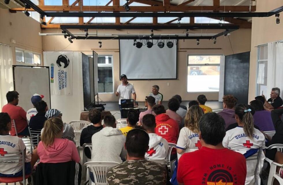 Capacitación "Uso de la Silla Anfibia y trato hacia personas discapacitadas" en Claromecó