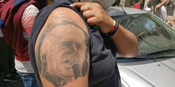 Se hizo un tatuaje con la cara del sindicalista Rubén Daniele\u002E