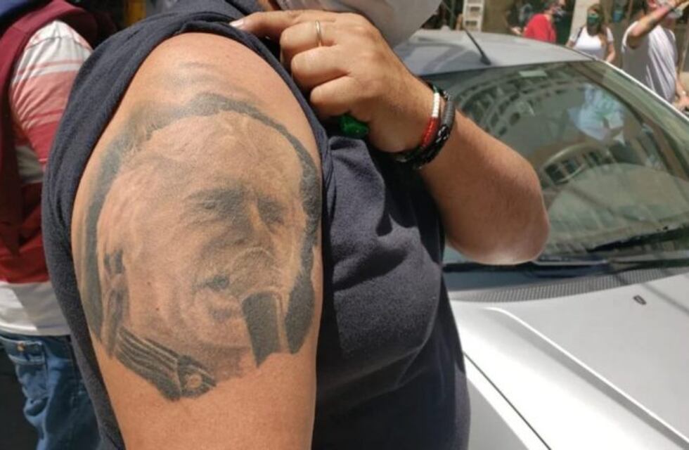 El municipal que se tatuó la cara de Daniele