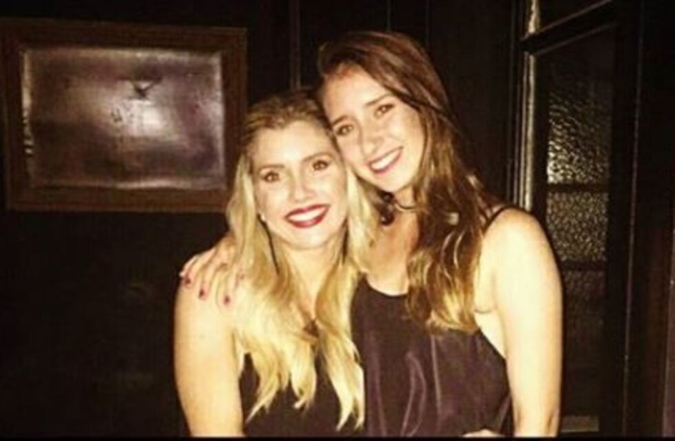 Desde la pileta Laurita Fernández presentó a su hermana menor