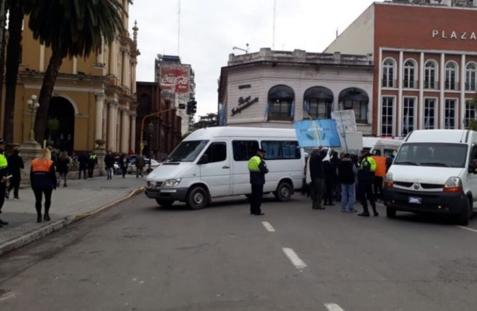 Transportistas reclaman frente a la Casa de Gobierno una autorización para poder circular