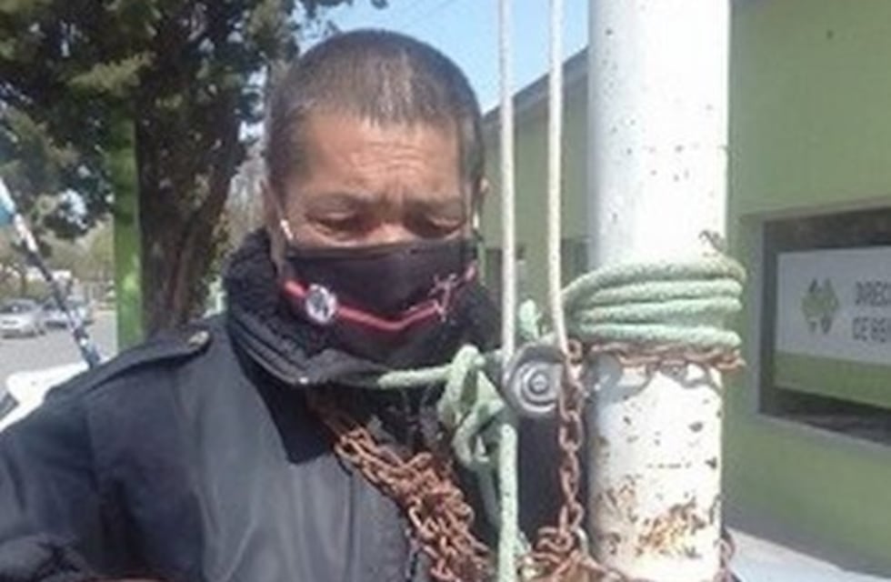 Un trabajador que reclamaba frente al municipio se ahorcó y un médico lo salvó
