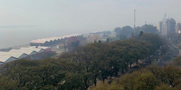 En la costanera central se veía a simple vista el hollín en suspensión producto de las llamas\u002E (@cior_rosario)