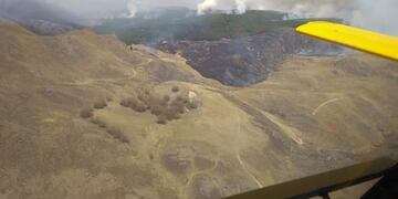 El fuego abarca campos del sur de Calamuchita