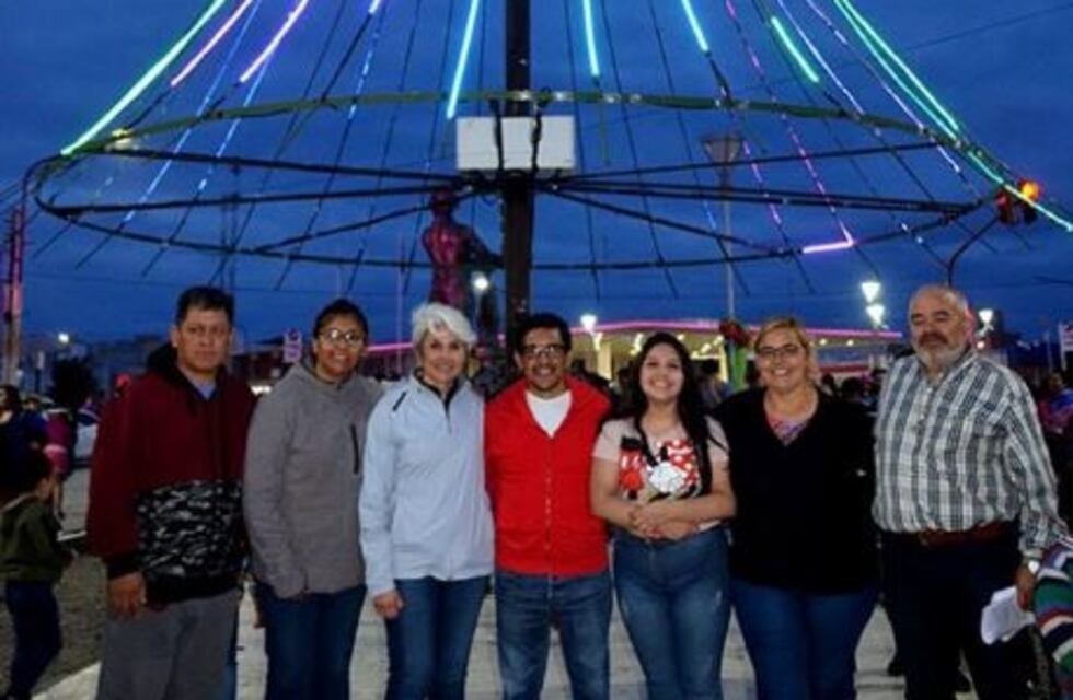 El árbol de navidad comenzó a iluminar las noches de la ciudad