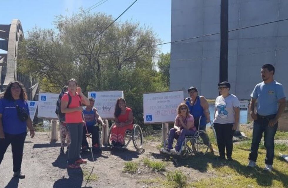Un grupo de discapacitados corta uno de los puentes sobre la Ruta 22