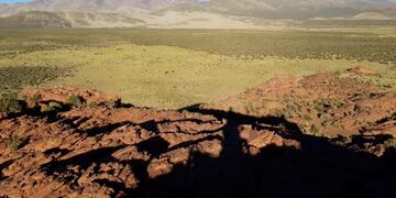 Vista de afloramientos de rocas en los Colorados de oeste a este, observando los depósitos eólicos de arena, en Piscuno, al pie de Sierra del Aguilar\u002E Foto: Geól\u002E Gabriel Blasco\u002E
