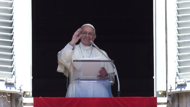 El papa Francisco pronuncia desde una ventana del Vaticano el rezo