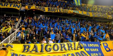 Supporters of Argentinian Rosario Central cheer for their team during a Copa Sudamericana 2018 football match against Brazilian Sao Paulo at the Gigante de Arroyito stadium in Rosario, Argentina on April 12, 2018\u002E / AFP PHOTO / MARCELO MANERA santa fe rosario futbol torneo copa sudamericana 2018 futbolistas partido Rosario Central vs san pablo sao paulo hinchas hinchadas hinchada