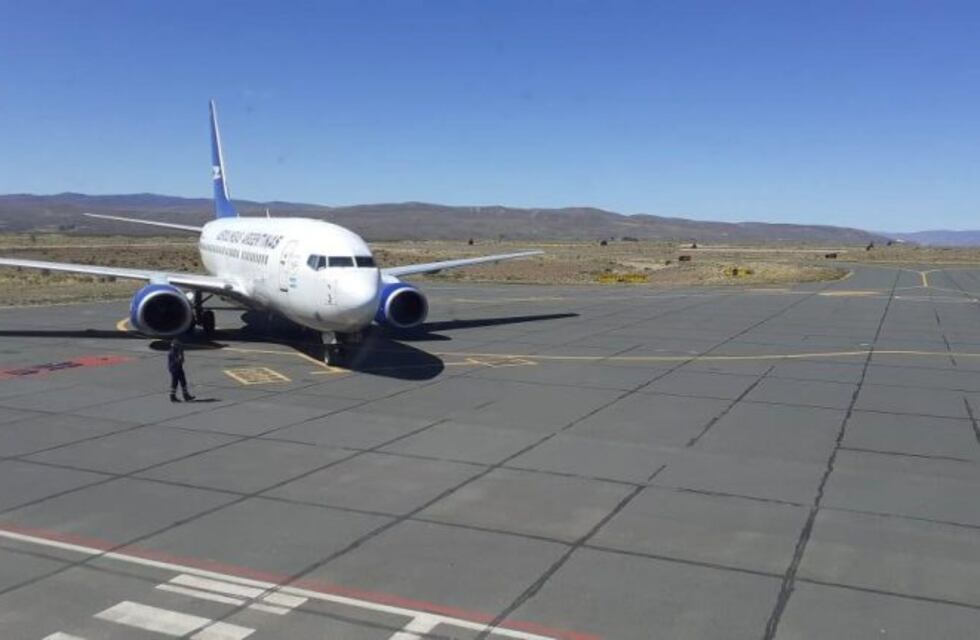 Mañana llega a Esquel un vuelo con 97 varados
